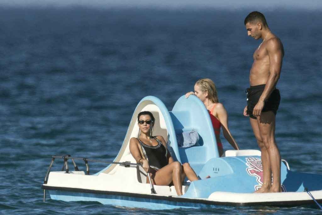 Kourtney Kardashian en maillot de bain à Saint-Tropez