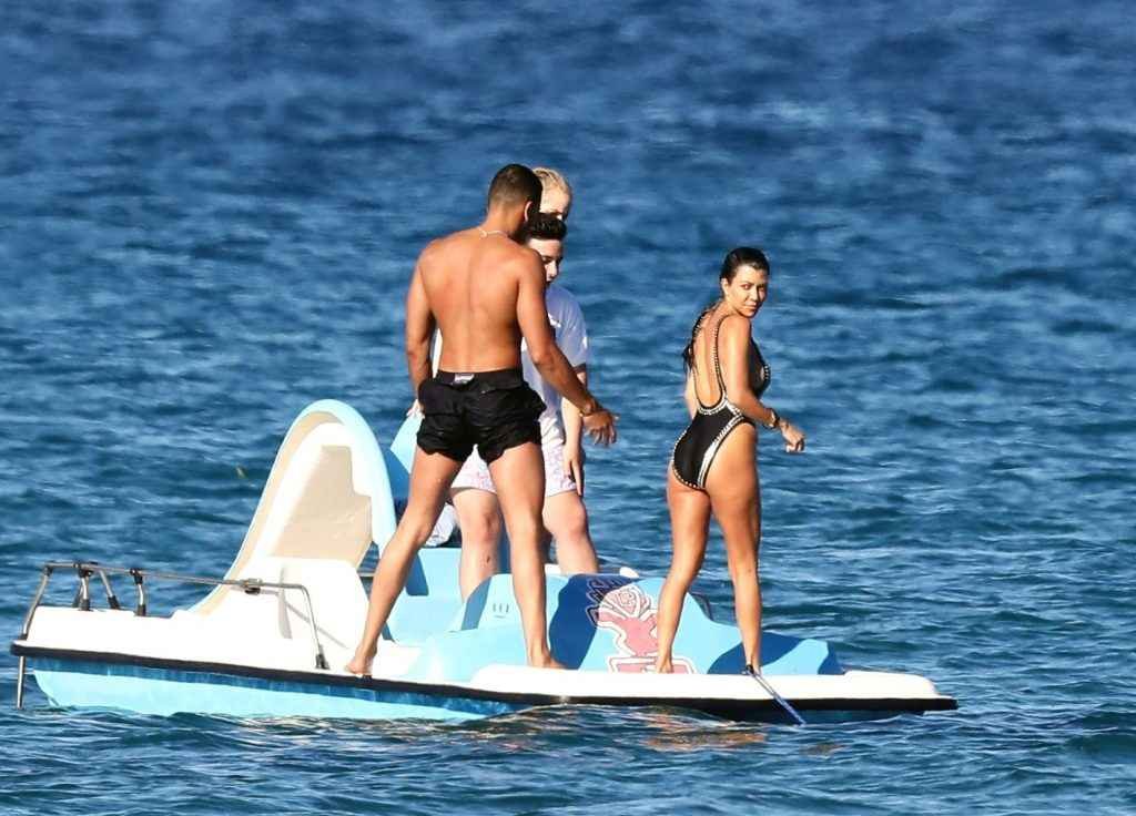 Kourtney Kardashian en maillot de bain à Saint-Tropez