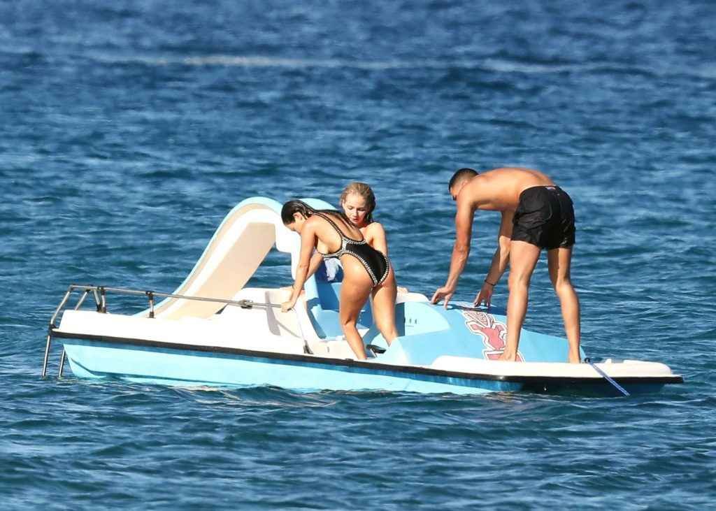 Kourtney Kardashian en maillot de bain à Saint-Tropez