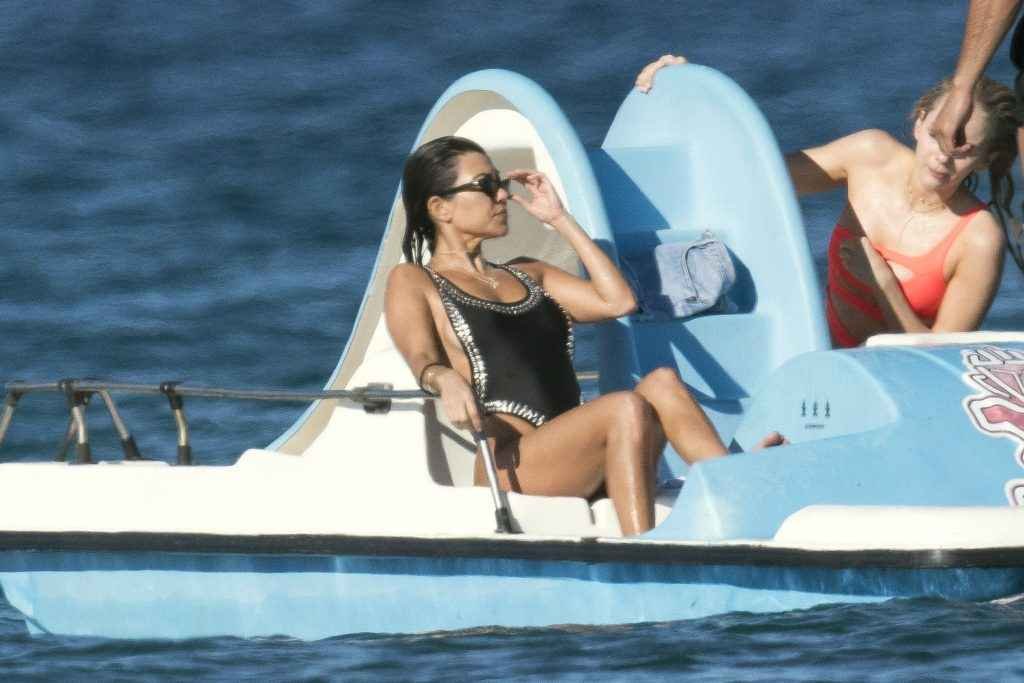 Kourtney Kardashian en maillot de bain à Saint-Tropez