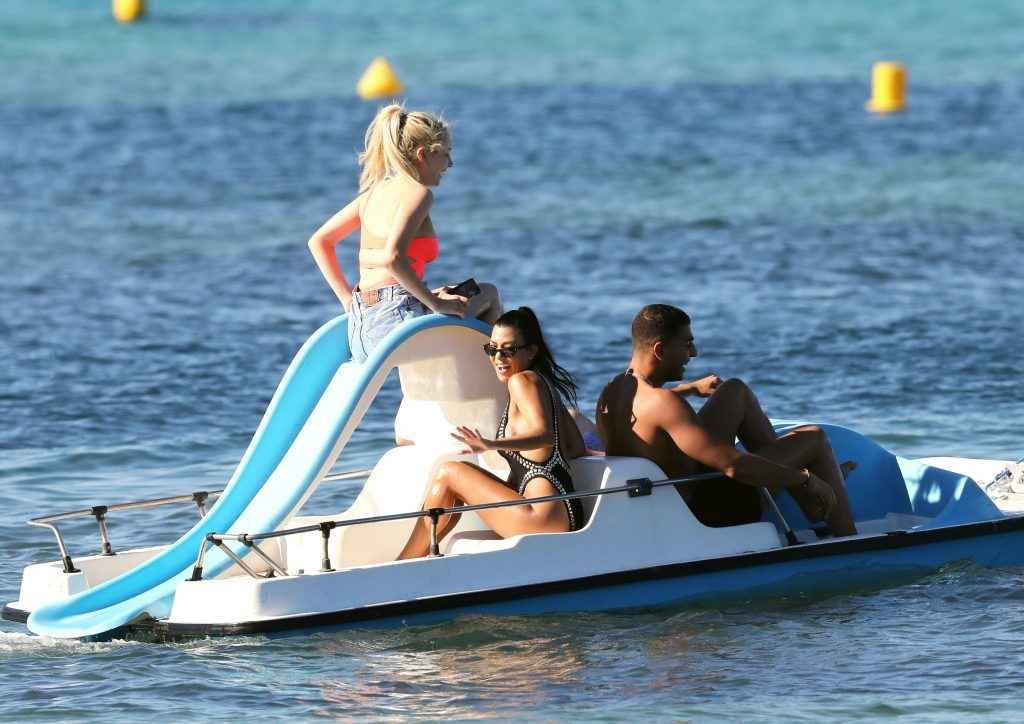 Kourtney Kardashian en maillot de bain à Saint-Tropez