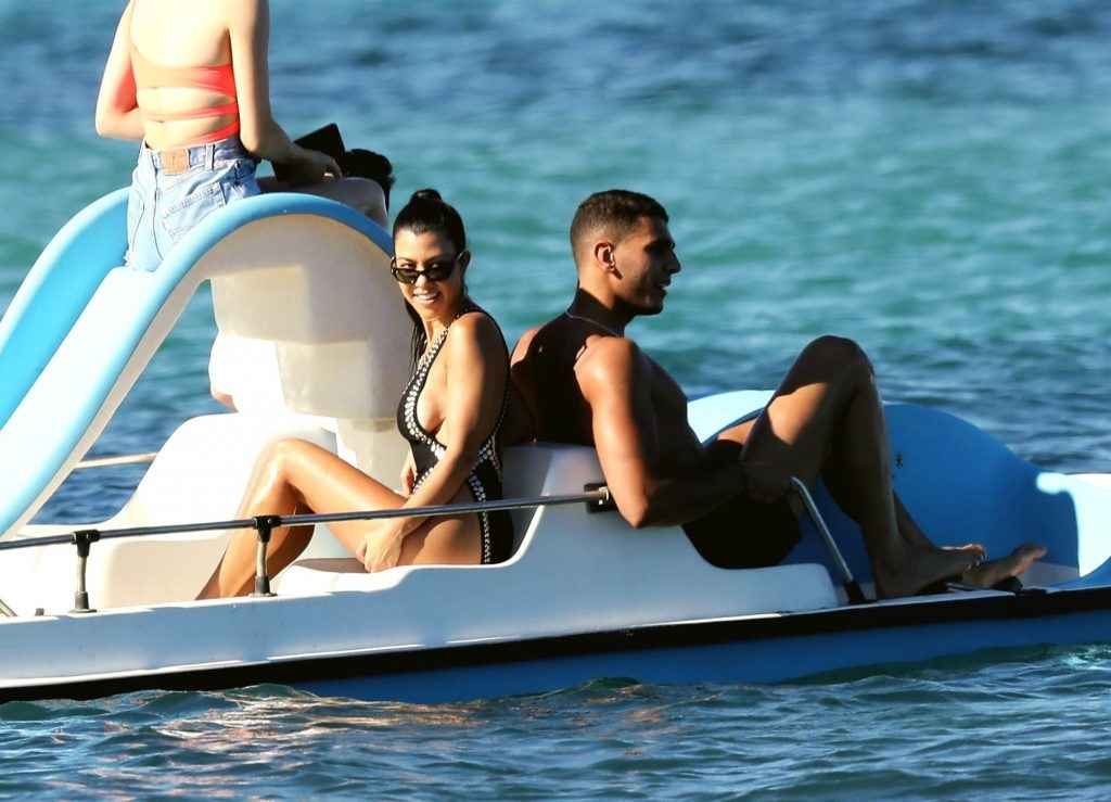 Kourtney Kardashian en maillot de bain à Saint-Tropez