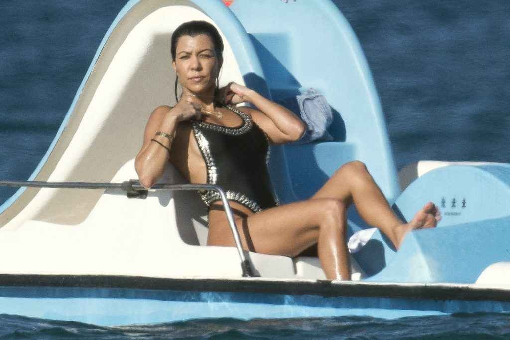 Kourtney Kardashian en maillot de bain à Saint-Tropez