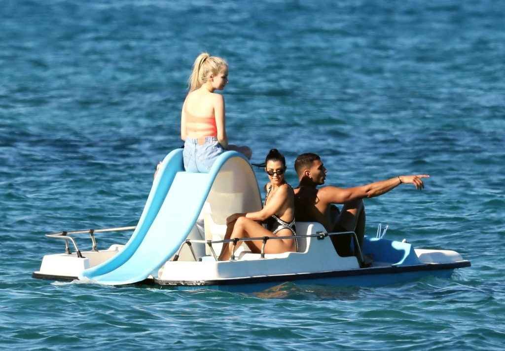 Kourtney Kardashian en maillot de bain à Saint-Tropez