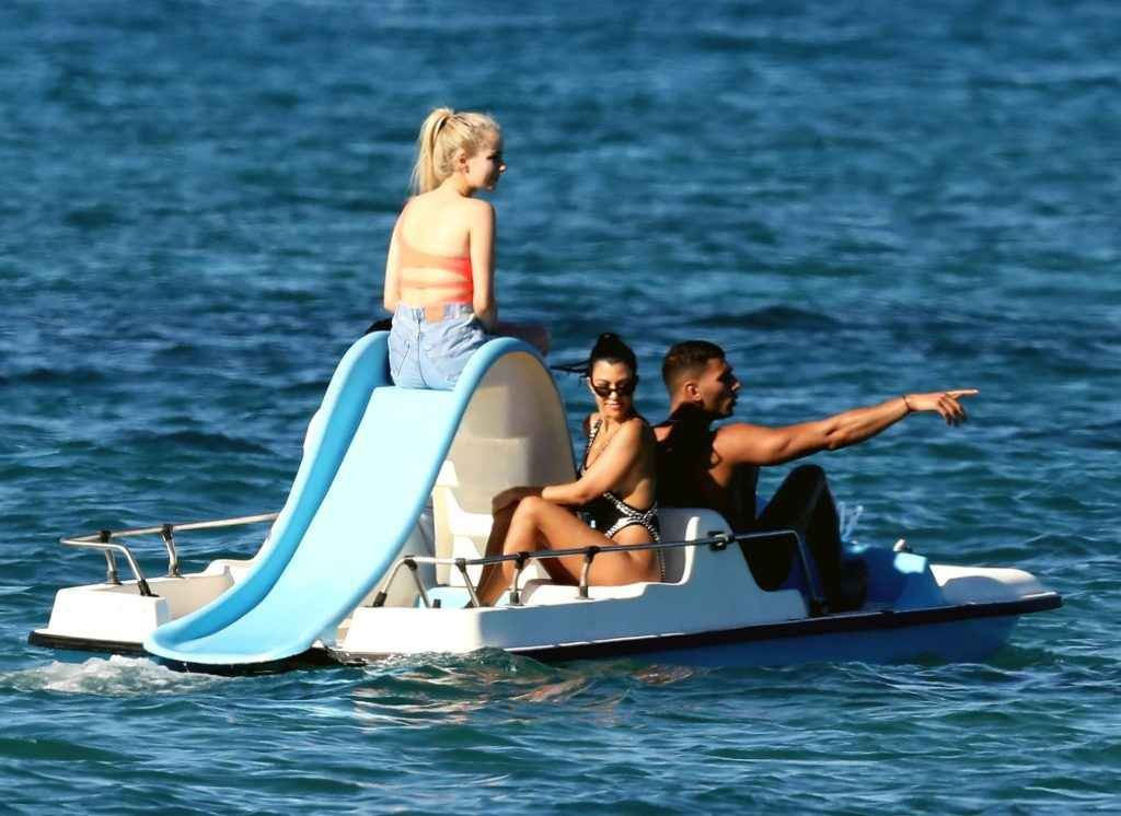 Kourtney Kardashian en maillot de bain à Saint-Tropez