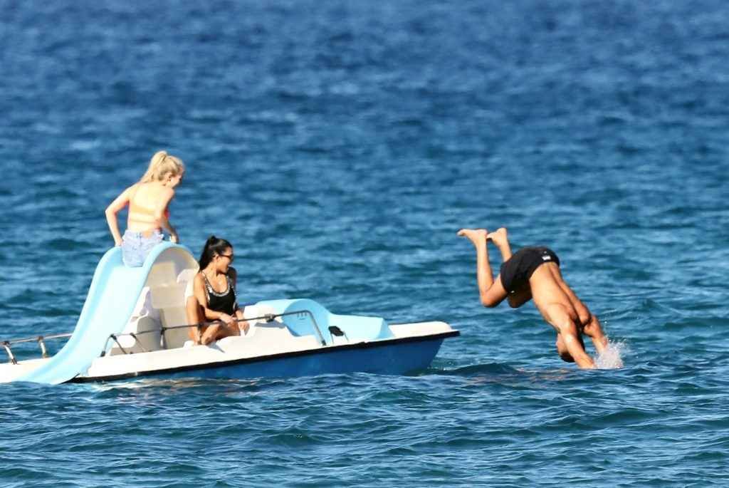 Kourtney Kardashian en maillot de bain à Saint-Tropez
