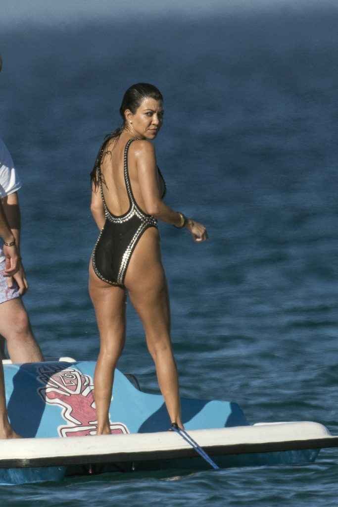 Kourtney Kardashian en maillot de bain à Saint-Tropez