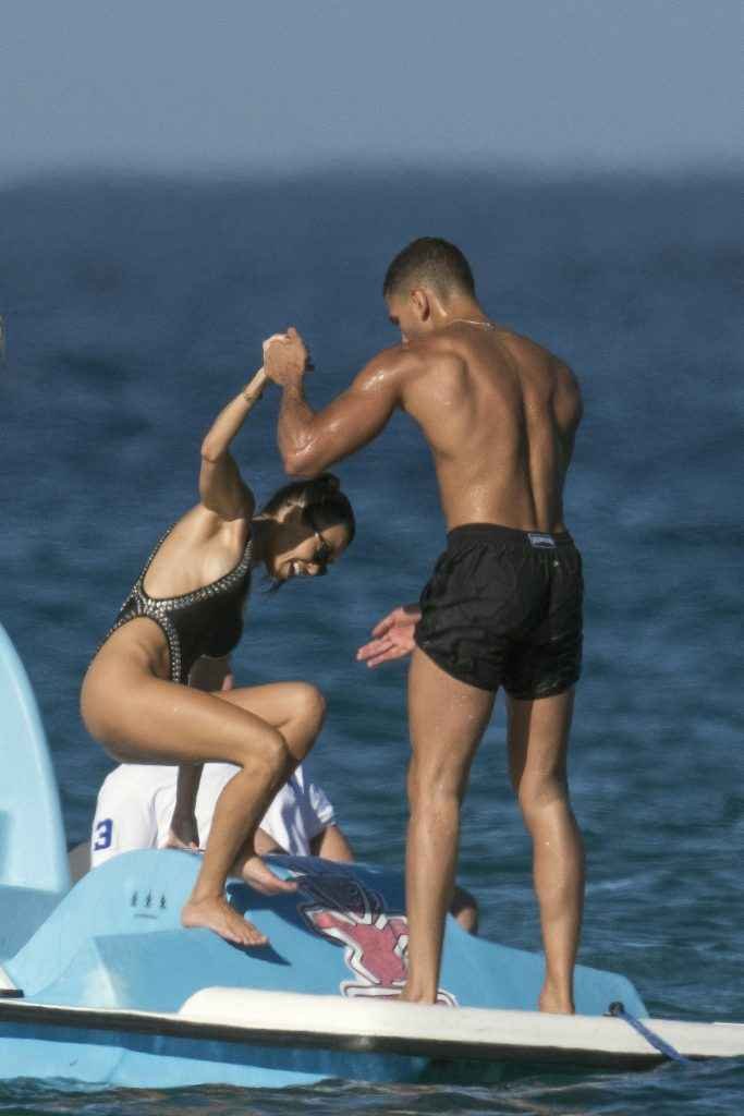 Kourtney Kardashian en maillot de bain à Saint-Tropez