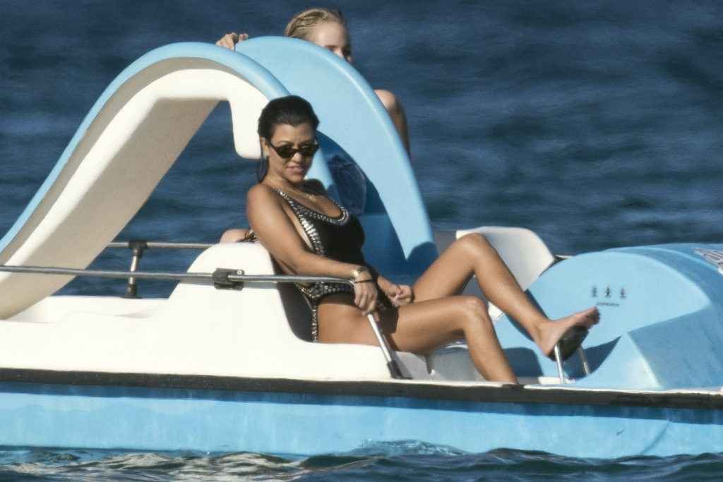 Kourtney Kardashian en maillot de bain à Saint-Tropez