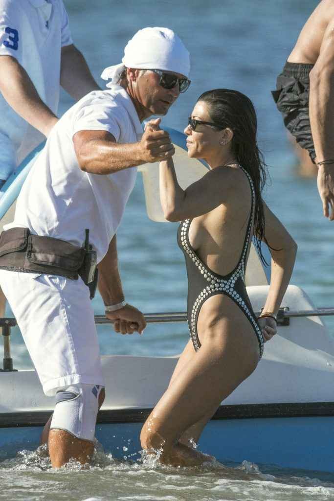 Kourtney Kardashian en maillot de bain à Saint-Tropez