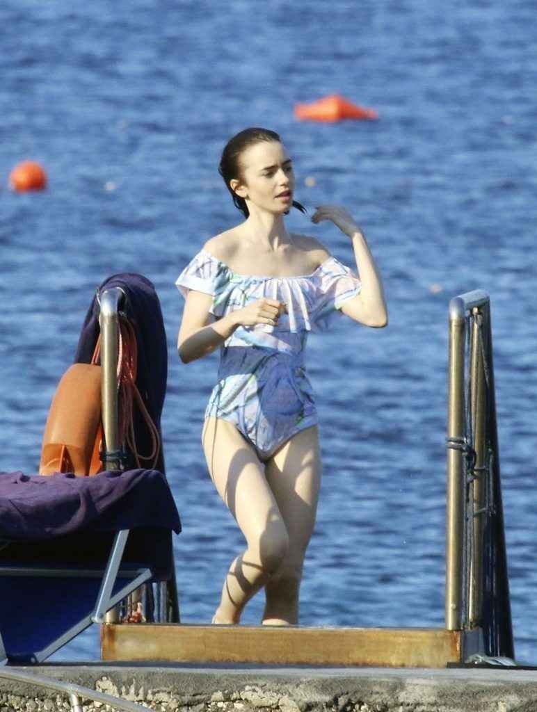 Lily Collins en maillot de bain à Ischia