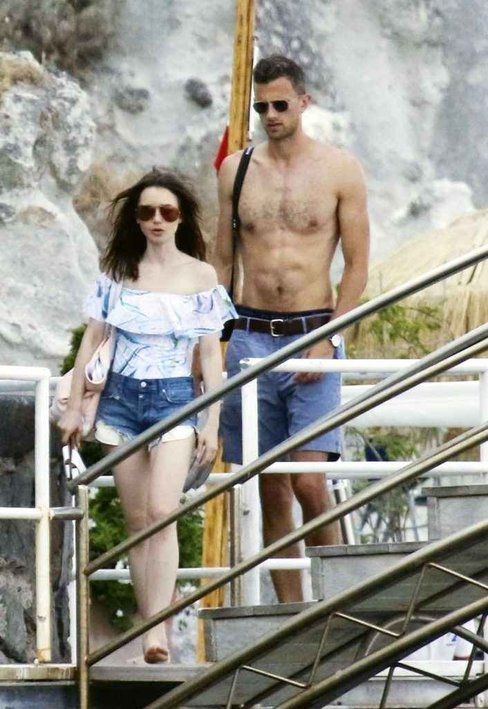 Lily Collins en maillot de bain à Ischia