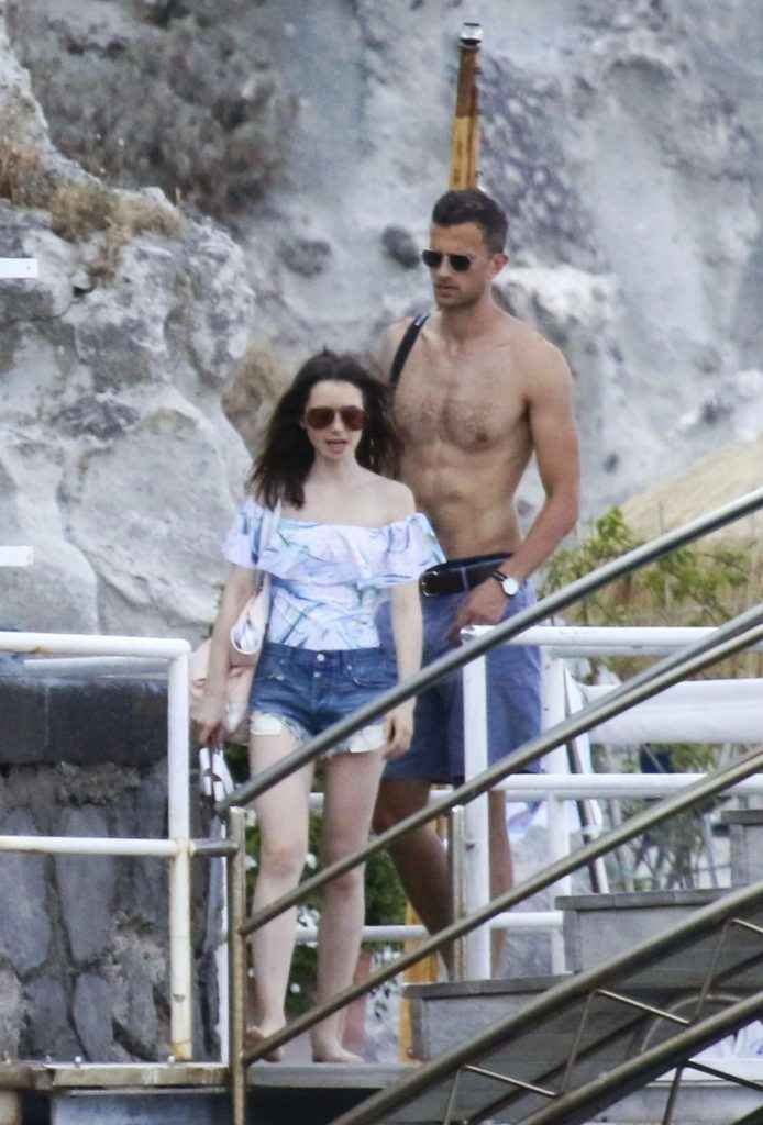 Lily Collins en maillot de bain à Ischia