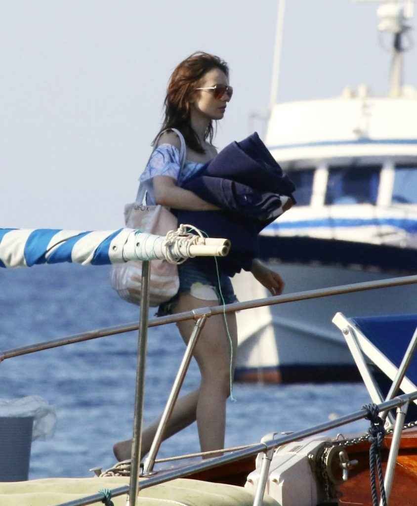 Lily Collins en maillot de bain à Ischia