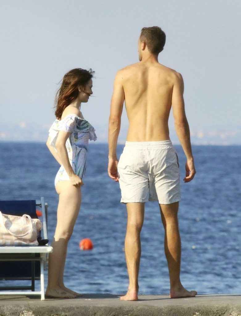 Lily Collins en maillot de bain à Ischia