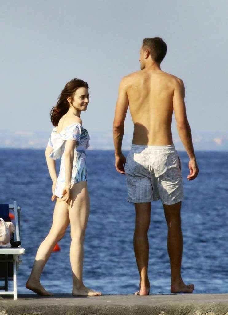 Lily Collins en maillot de bain à Ischia