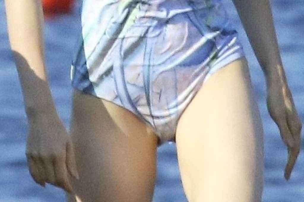 Lily Collins en maillot de bain à Ischia