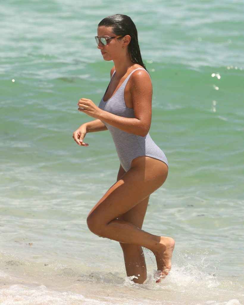Ludivine Kadri (Sagna) dans un maillot de bain gris à Miami