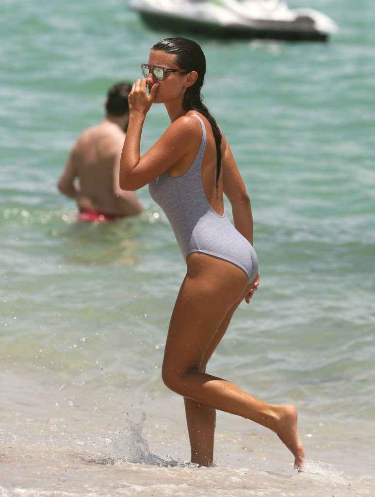 Ludivine Kadri (Sagna) dans un maillot de bain gris à Miami