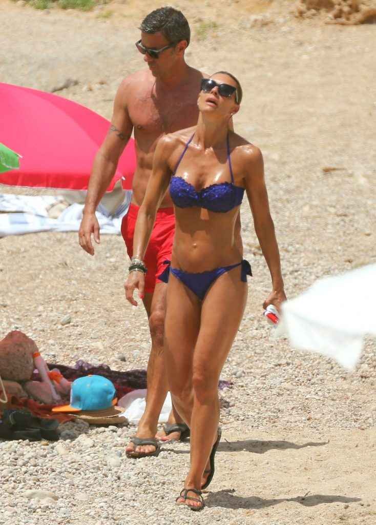 Martina Colombari seins nus et bikini à Ibiza