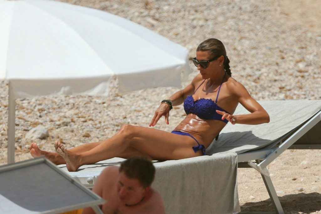 Martina Colombari seins nus et bikini à Ibiza