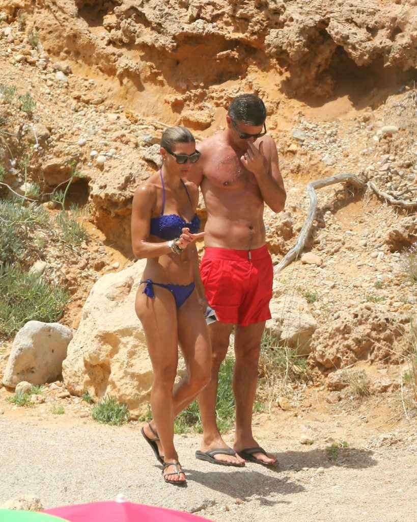 Martina Colombari seins nus et bikini à Ibiza