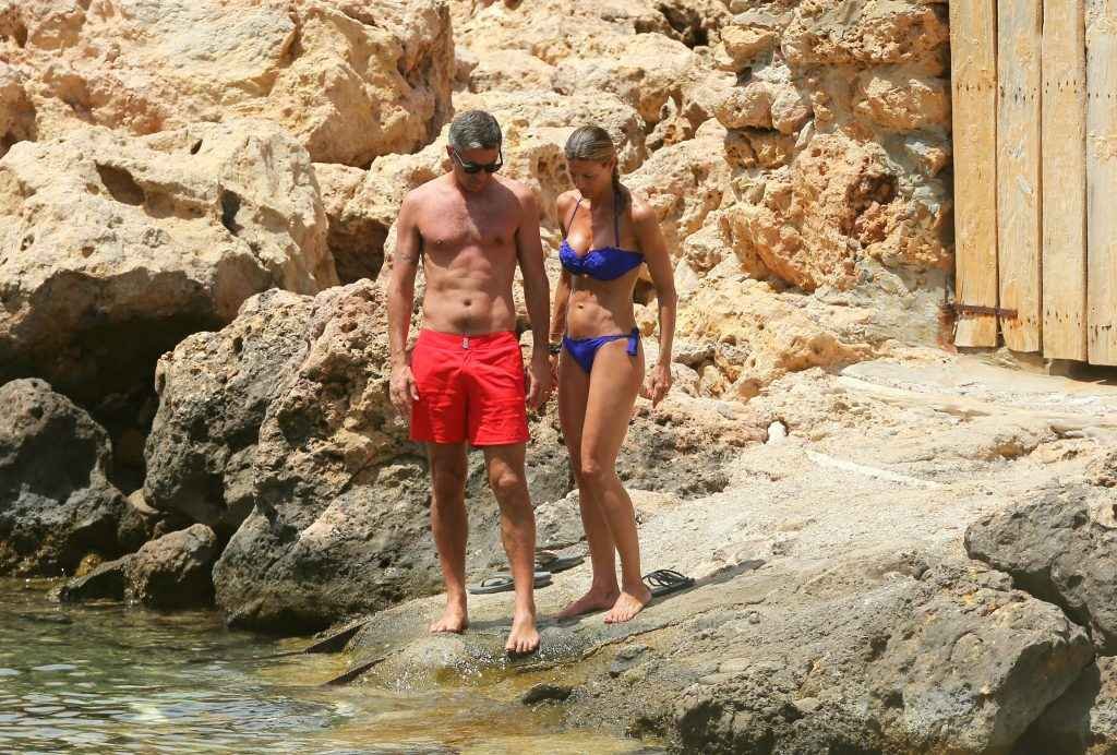 Martina Colombari seins nus et bikini à Ibiza