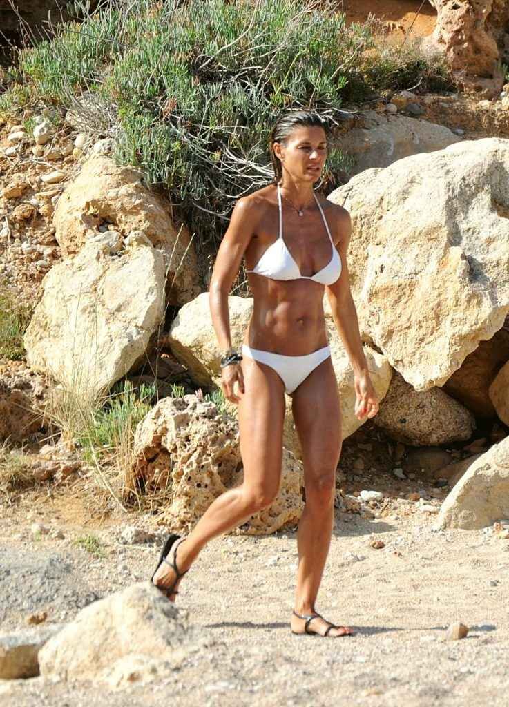 Martina Colombari seins nus et bikini à Ibiza