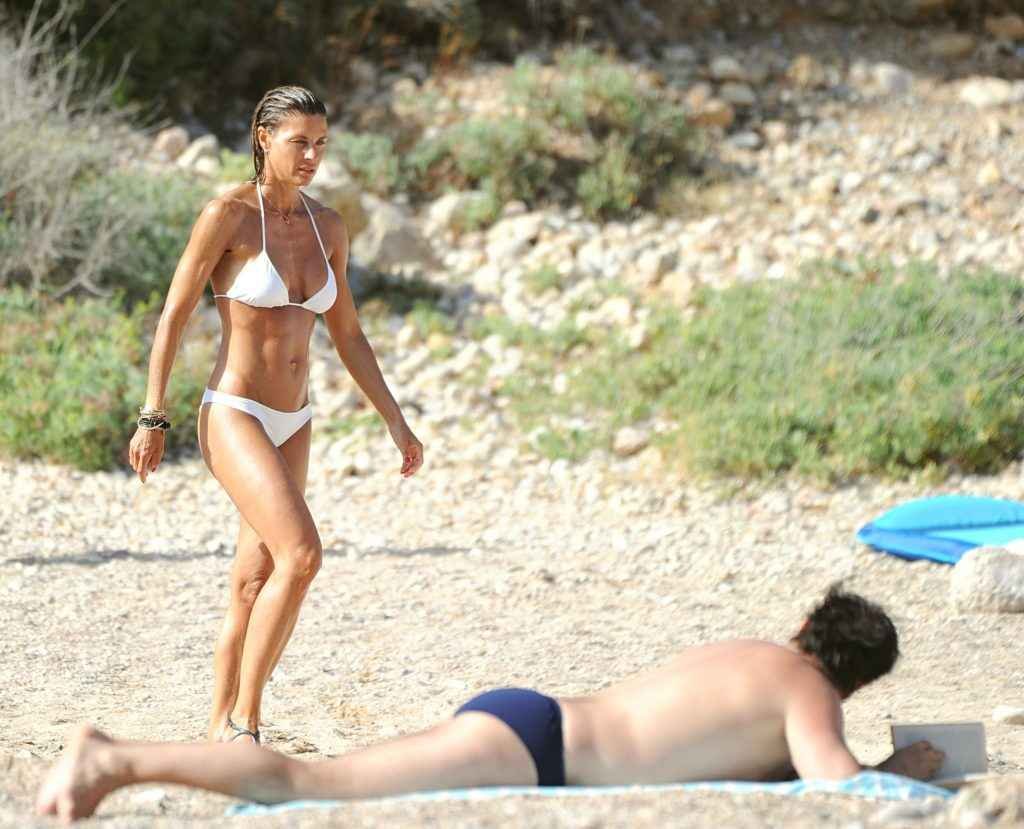 Martina Colombari seins nus et bikini à Ibiza