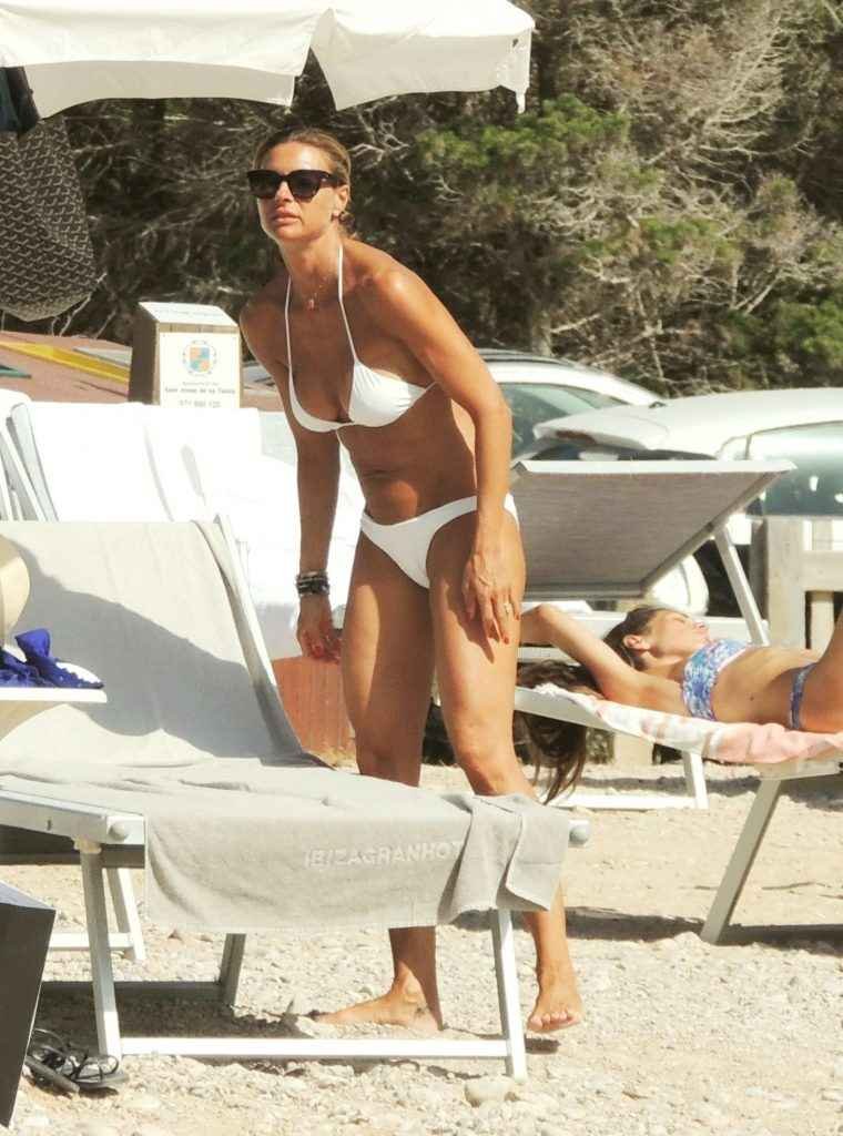 Martina Colombari seins nus et bikini à Ibiza