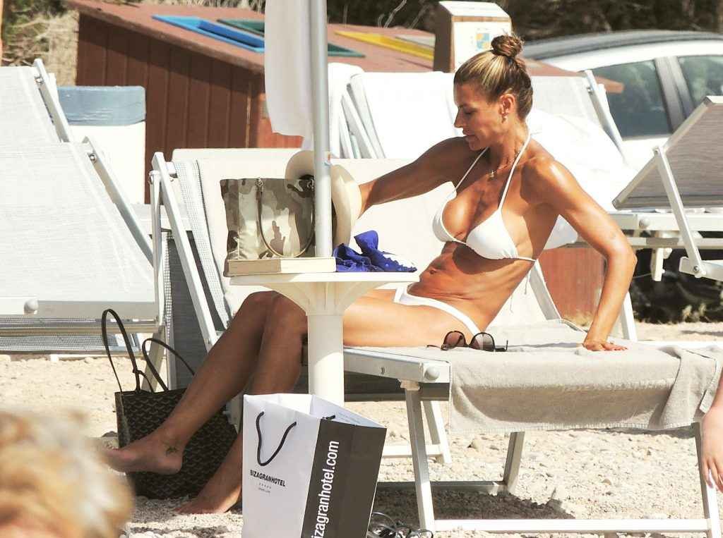 Martina Colombari seins nus et bikini à Ibiza