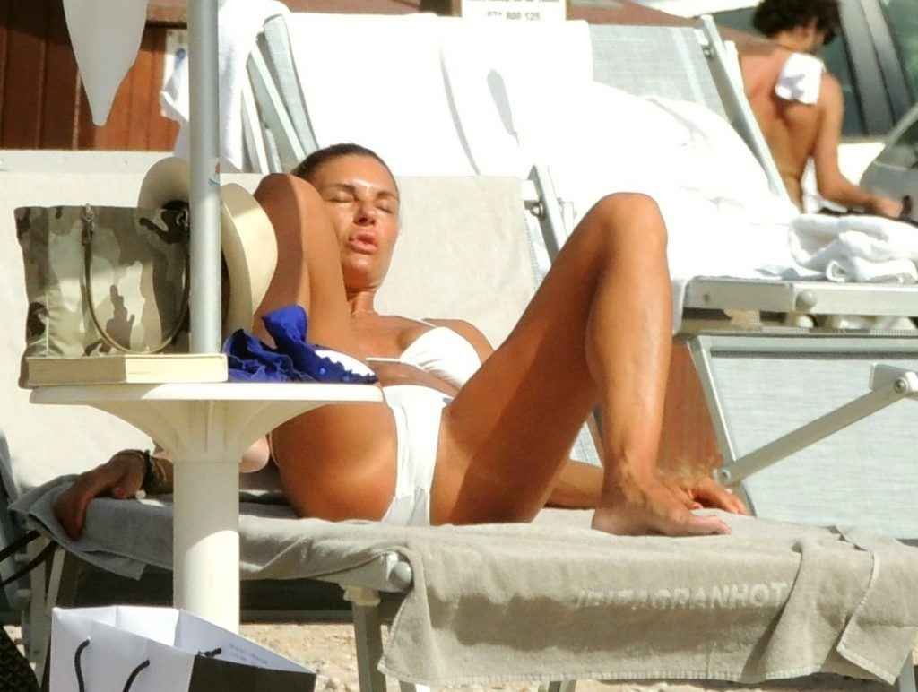 Martina Colombari seins nus et bikini à Ibiza