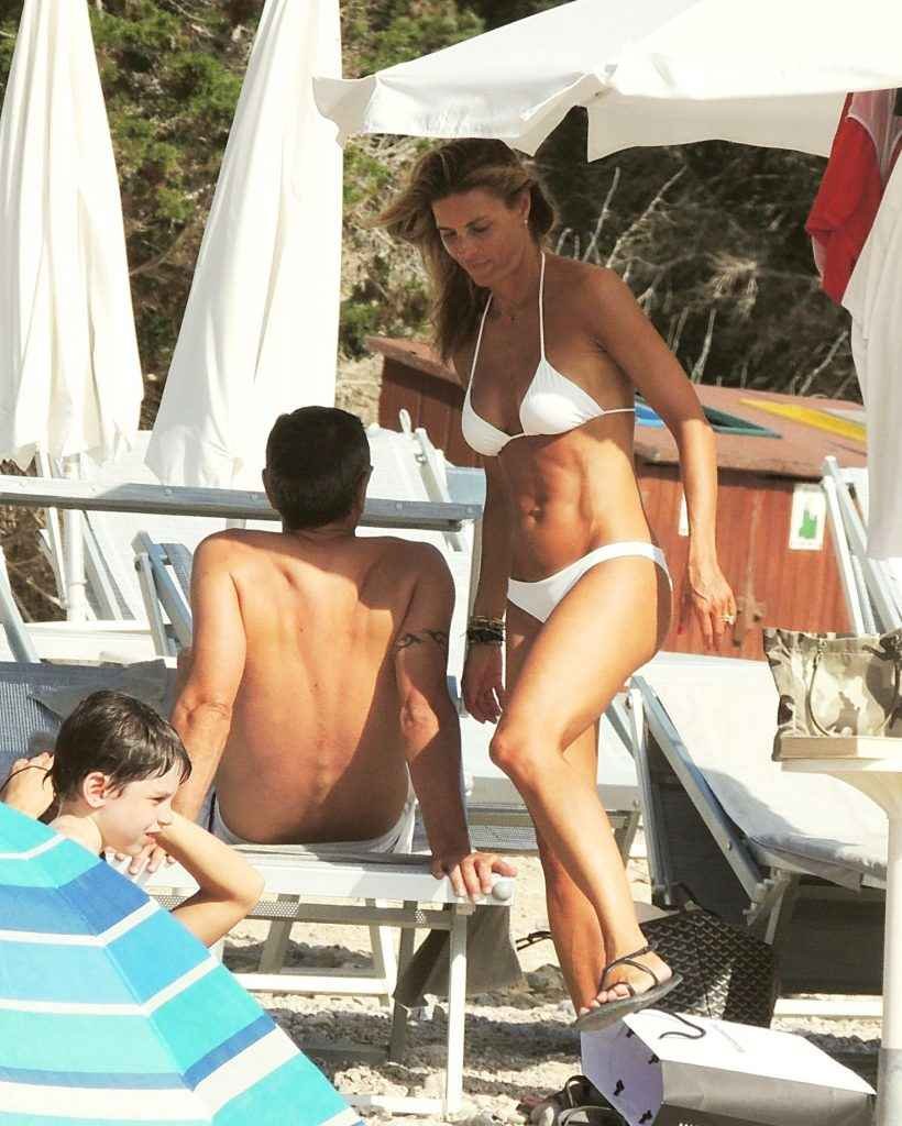 Martina Colombari seins nus et bikini à Ibiza