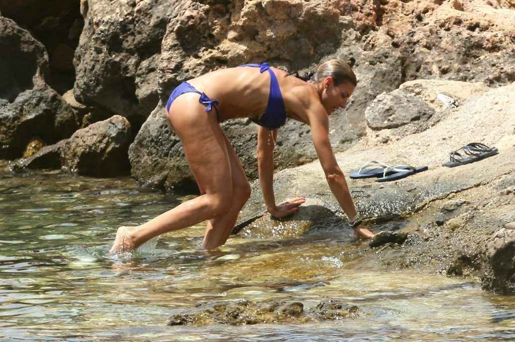 Martina Colombari seins nus et bikini à Ibiza