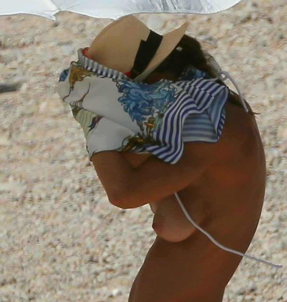 Martina Colombari seins nus et bikini à Ibiza