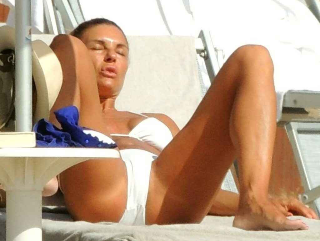 Martina Colombari seins nus et bikini à Ibiza