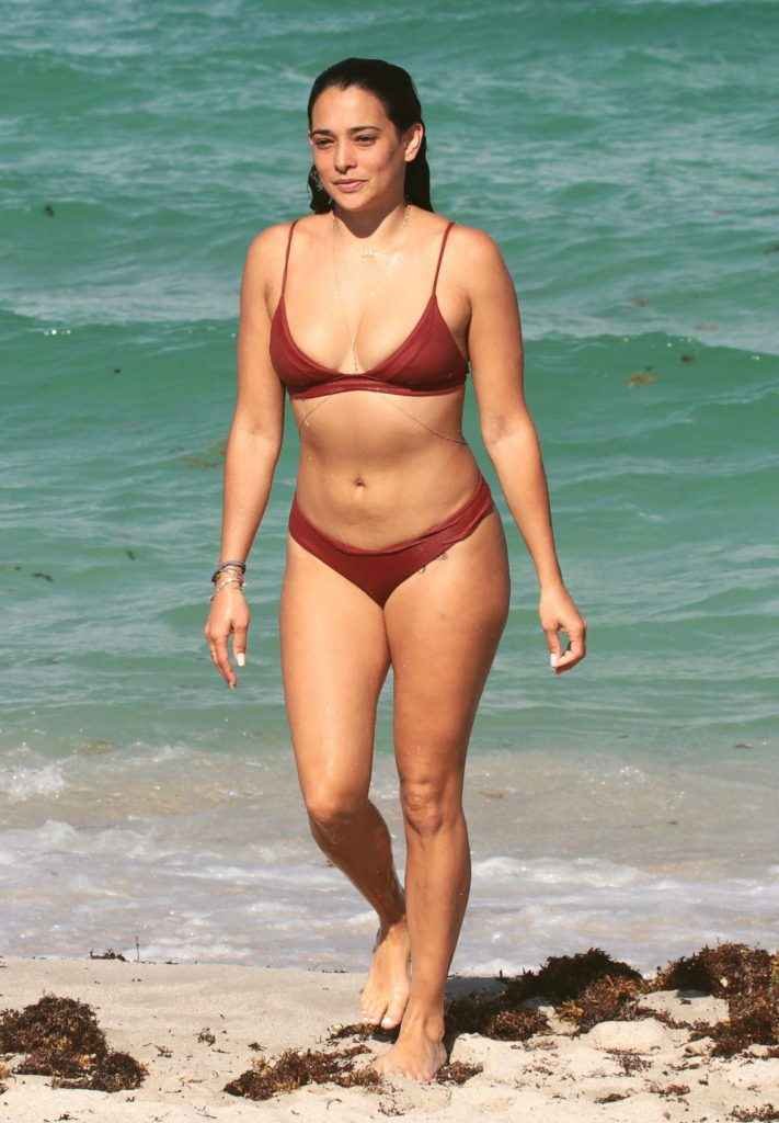 Natalie Martinez, bikini et maillot de bain à Miami Beach