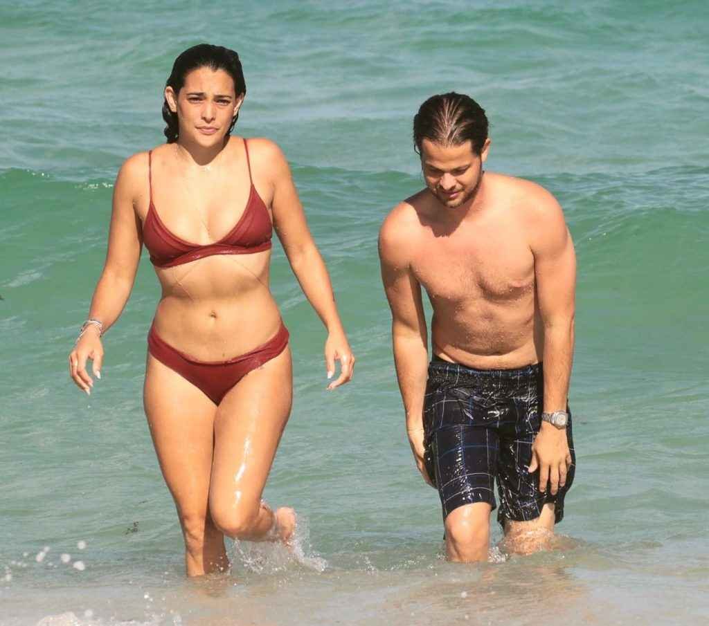 Natalie Martinez, bikini et maillot de bain à Miami Beach