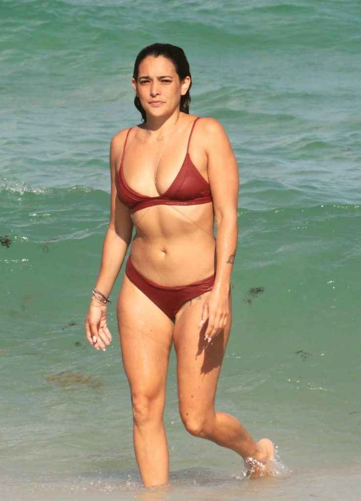 Natalie Martinez, bikini et maillot de bain à Miami Beach