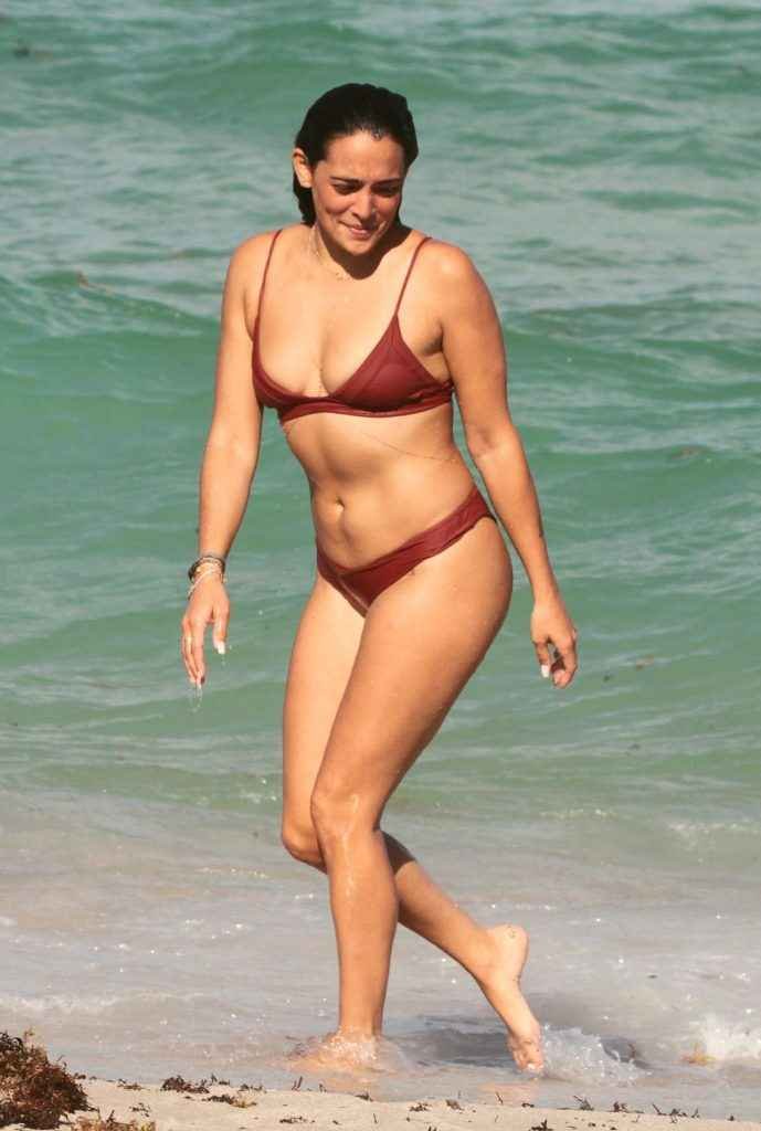 Natalie Martinez, bikini et maillot de bain à Miami Beach