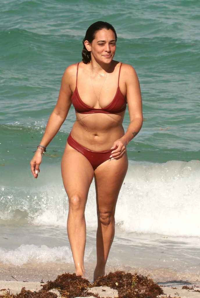 Natalie Martinez, bikini et maillot de bain à Miami Beach