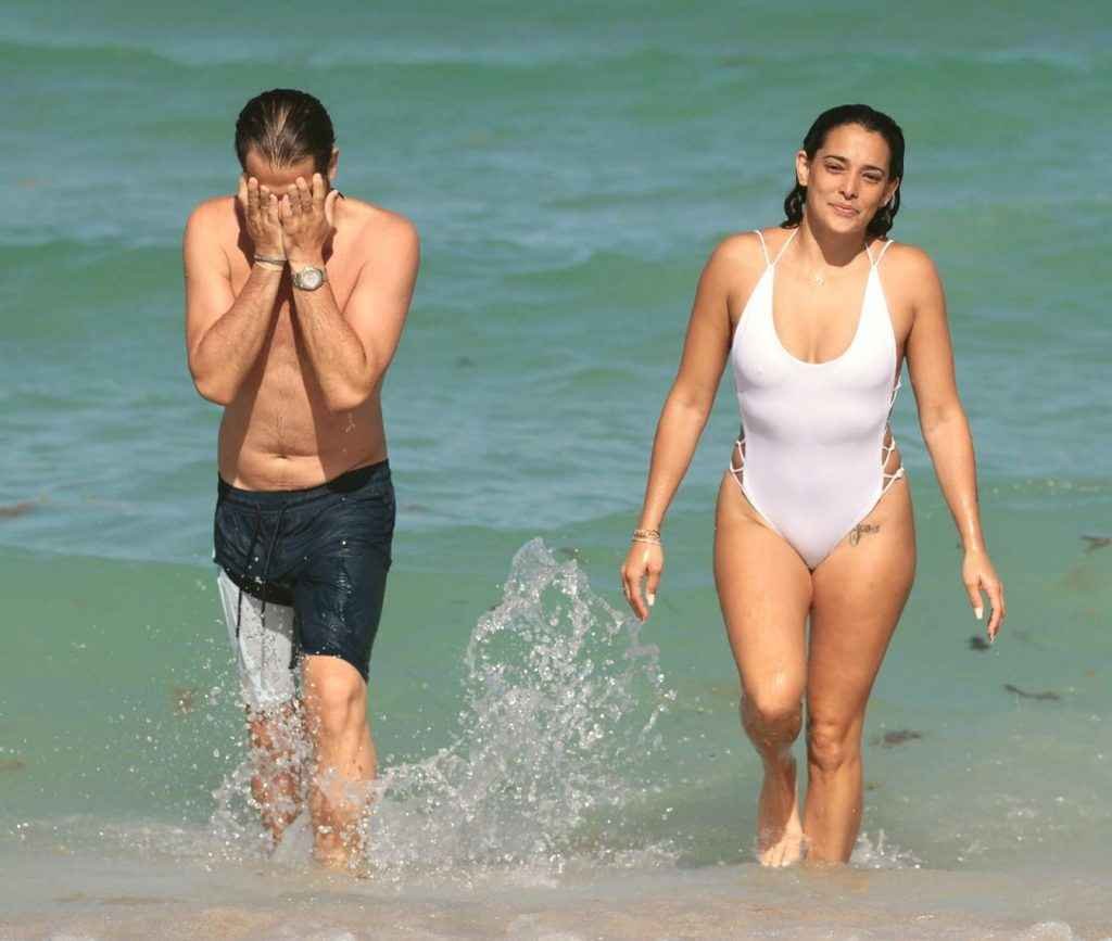 Natalie Martinez, bikini et maillot de bain à Miami Beach