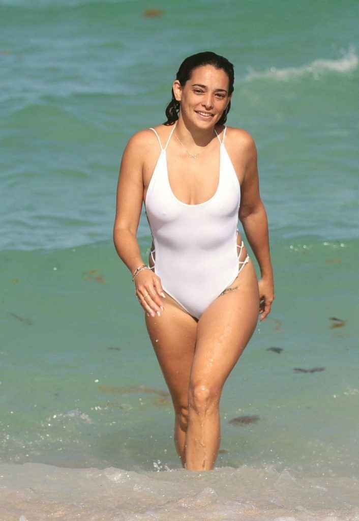 Natalie Martinez, bikini et maillot de bain à Miami Beach