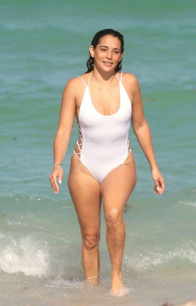 Natalie Martinez, bikini et maillot de bain à Miami Beach