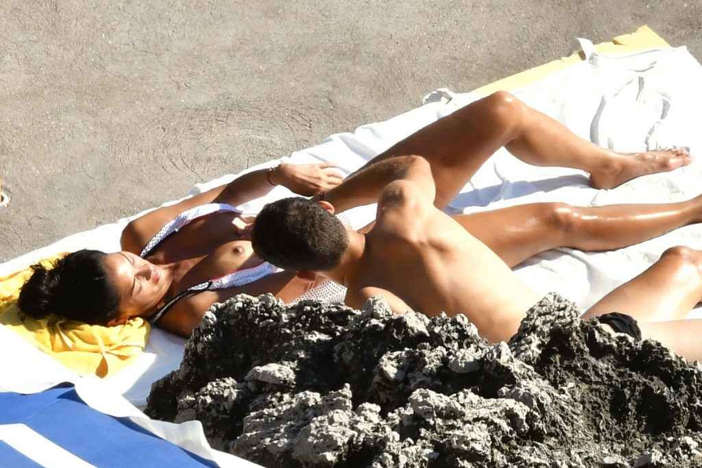 Nicole Scherzinger seins nus à Capri