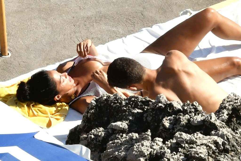 Nicole Scherzinger seins nus à Capri