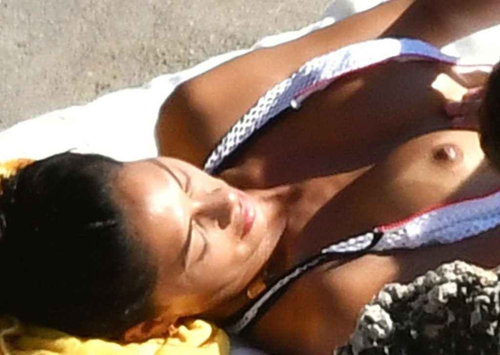 Nicole Scherzinger seins nus à Capri