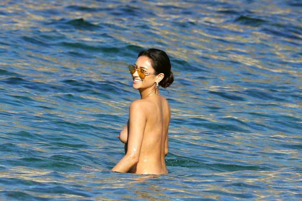 Shay Mitchell seins nus à Mykonos