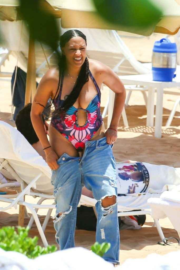 Tia Mowry en maillot de bain à Hawaii