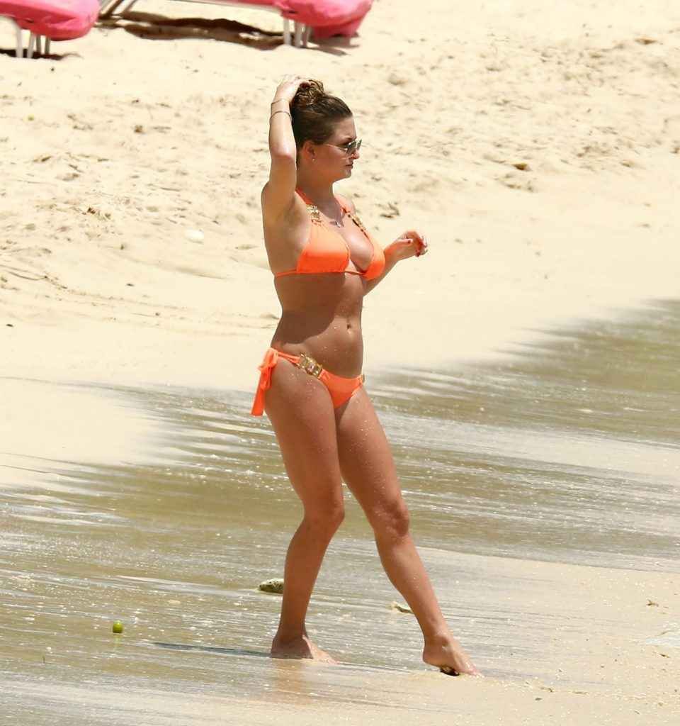 Zara Holland en bikini à La Barbade